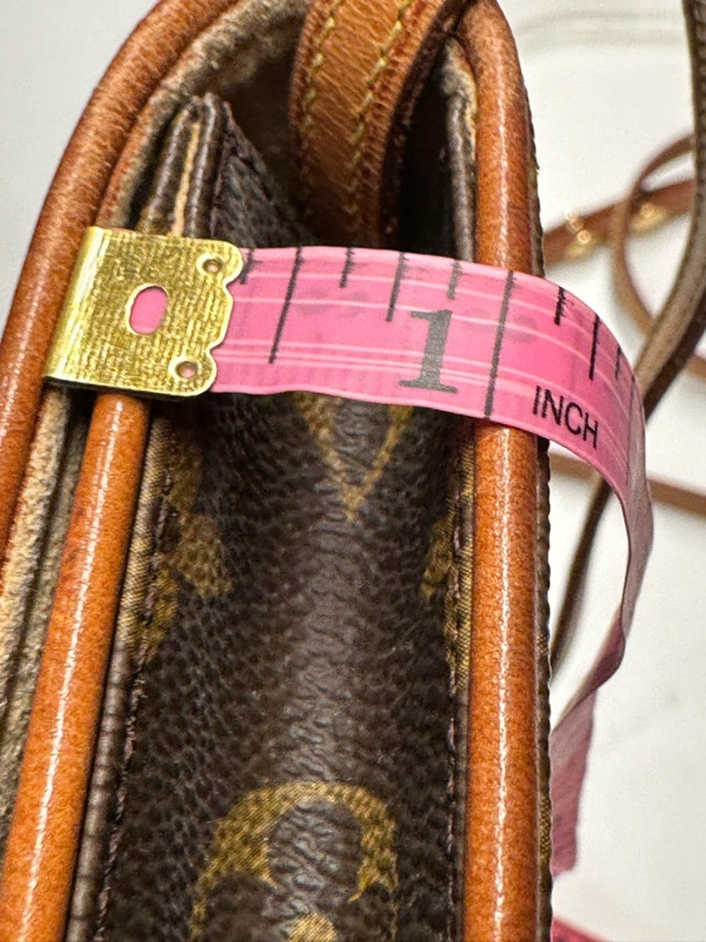 Louis Vuitton Monogram Shoulder/Crossbody Pouchette in Classic LV Monogram - Picture 11 of 16